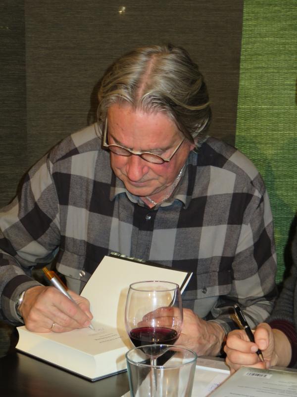Rolf Brjlind beim Signieren in der Pause Wolfgang Sander